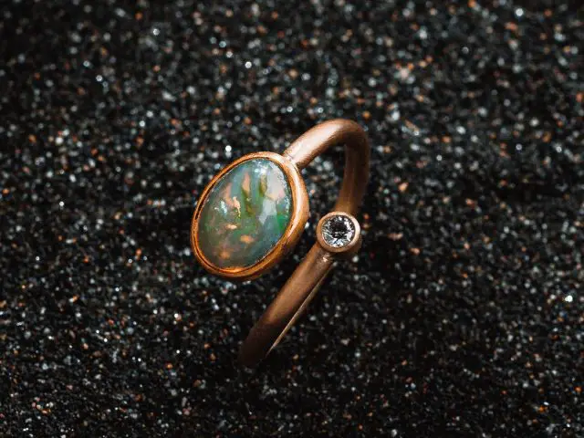 Goldring mit Opal