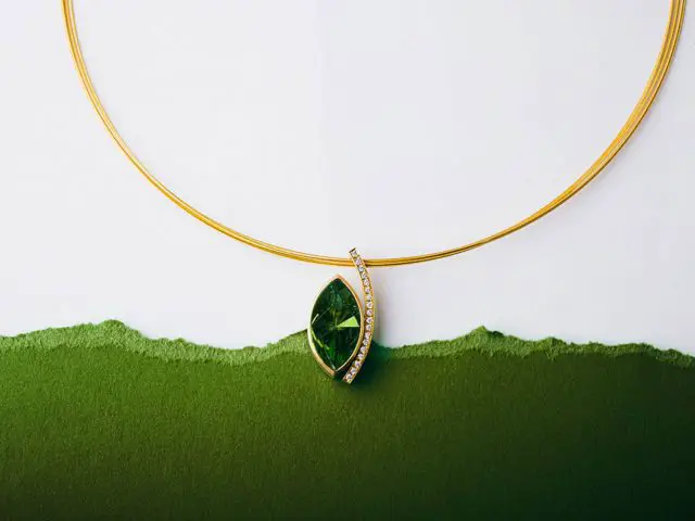 Anhänger mit einem Navette Peridot