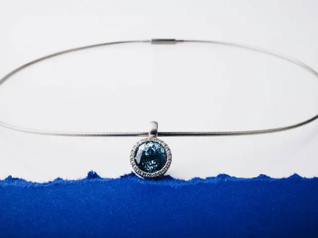 Halsschmuck in Platin mit Aquamarin