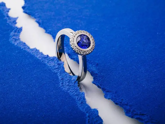 Ring in Platin mit Kornblumen Spahir