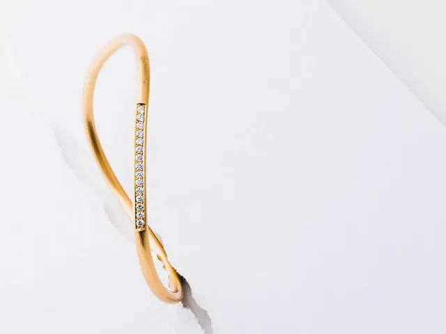 Wellen-Armreif in Gold mit Brillanten